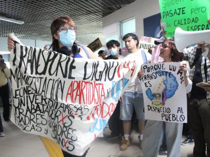 Estudiantes protestan por transporte público en León y exigen mejoras en el servicio