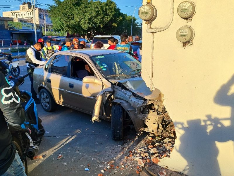 Carro derrapa y atropella a un ciclista en la avenida Insurgentes de Irapuato