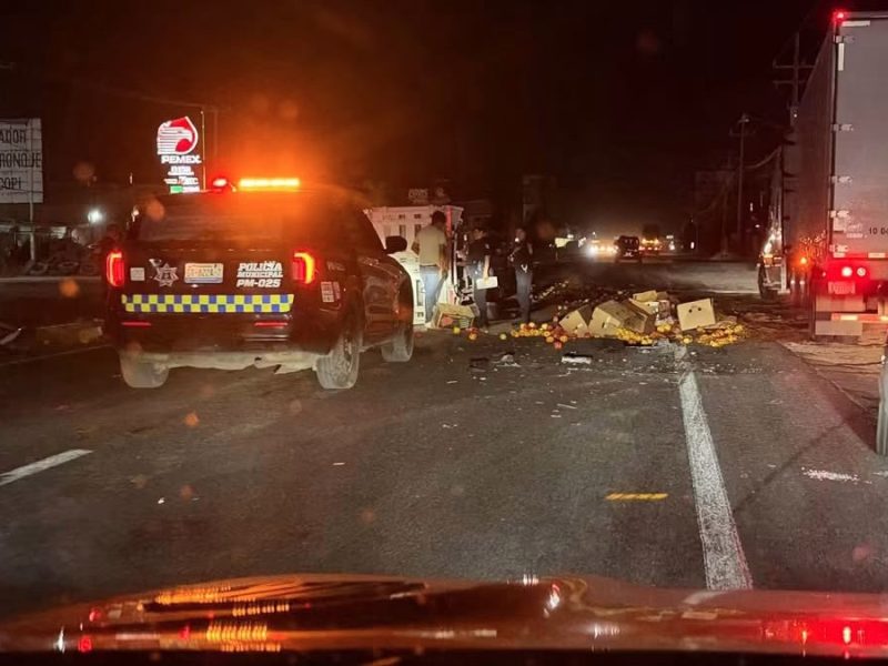 Zigzaguea hasta volcar en la carretera Irapuato-Abasolo y queda fruta regada