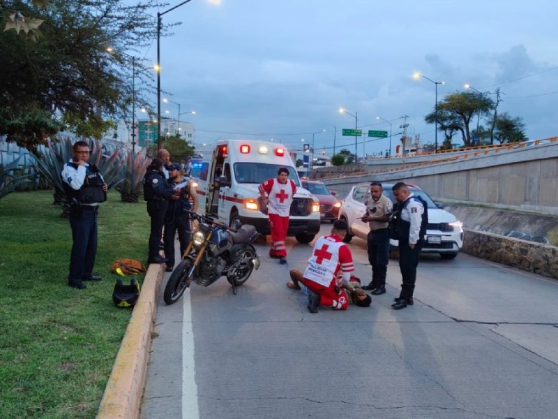 Chocan motociclistas contra auto en el Malecón; uno se reporta grave