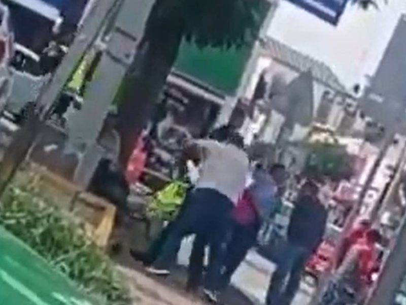Agreden a policía vial al hacer multa afuera de la Central Camionera de León