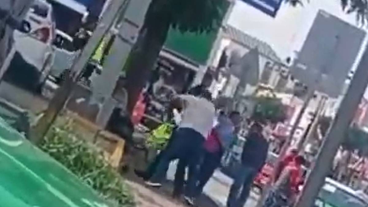 Conductor embiste y golpea a policía vial afuera de Central de León