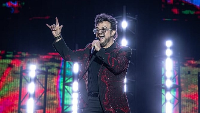 aleks syntek se va de méxico