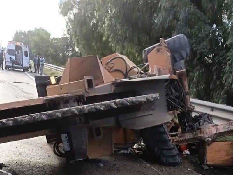 Aparatoso accidente paraliza carretera Querétaro-Celaya; hay tres heridos