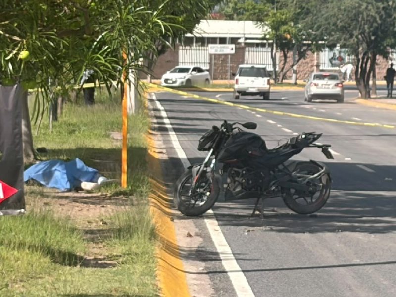 Muere motociclista al impactar con poste en el bulevar Milenio, en León