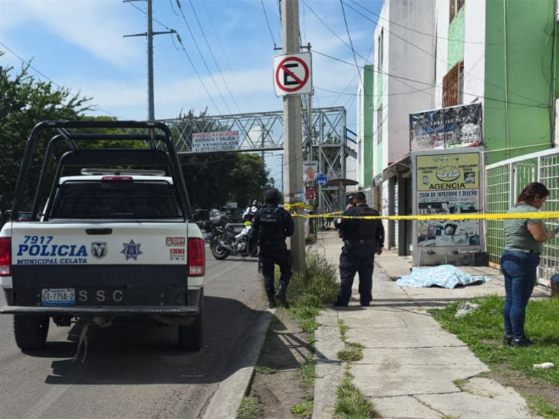 Pedía ayuda y se desvaneció: Muere hombre afuera de edificio en Celaya