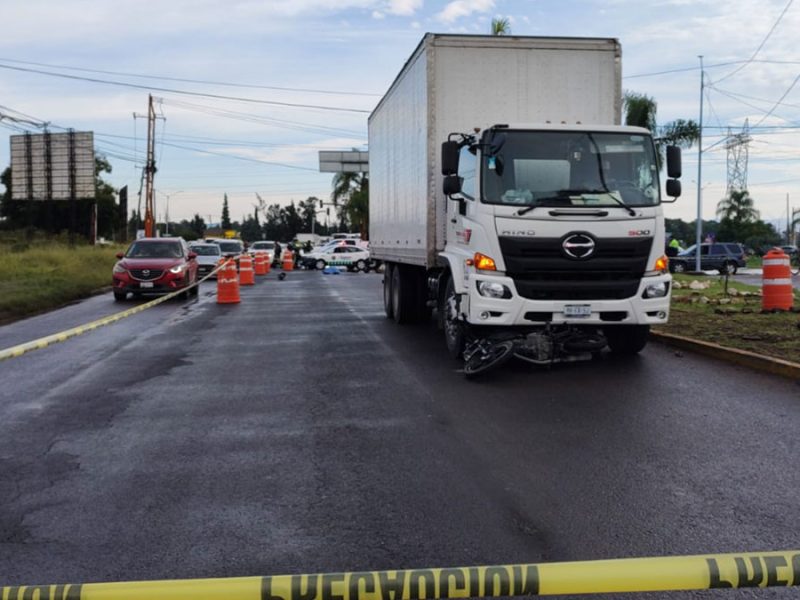 Viaje en moto termina en tragedia: Mujer muere al ser impactada por camión en Celaya