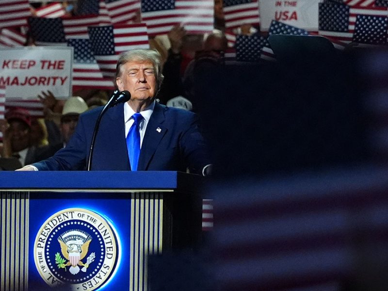 Trump ofrece cheque de 5 mil dólares a estadounidenses; cuestionan costo y legalidad