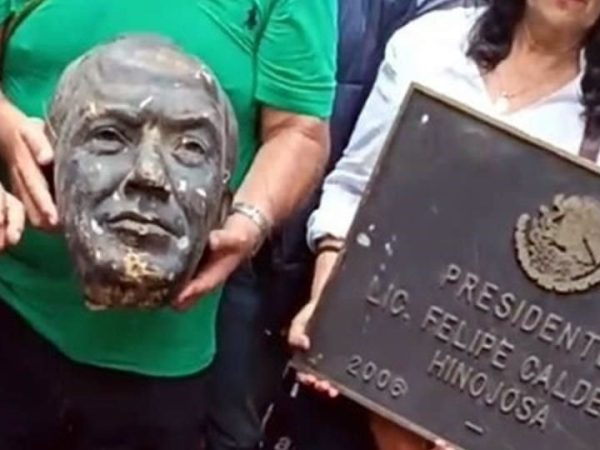Decapitan estatua de Felipe Calderón en Los Pinos tras protestas
