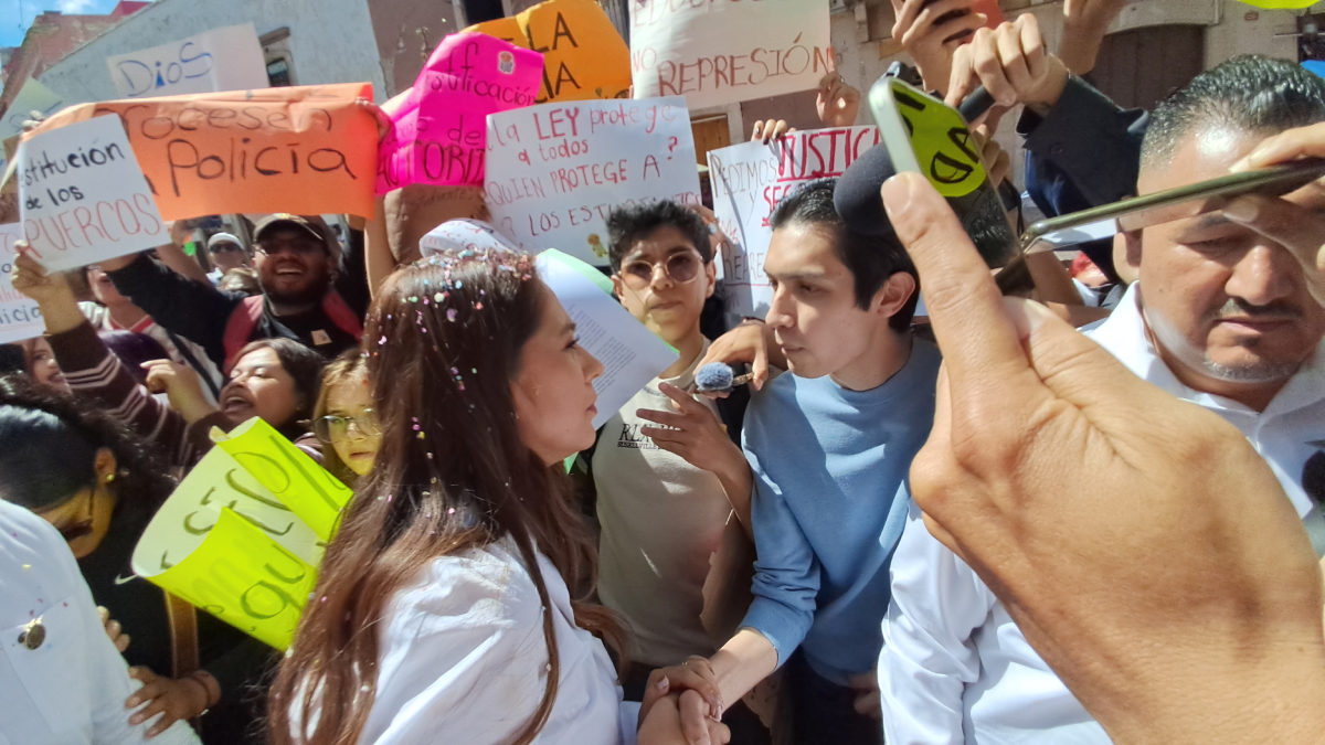 Alumnos UG protestan en desfile por abuso policial
