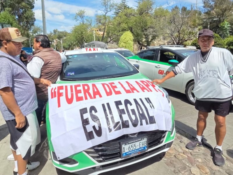 Taxistas exigen regular plataformas en Guanajuato y amagan con cerrar desfile en la Alhóndiga