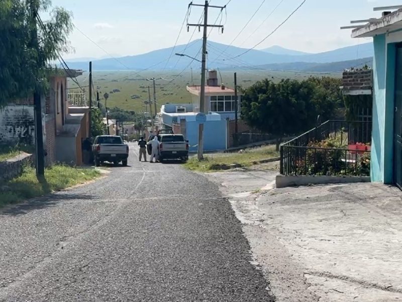 Dejan cuerpo de hombre a un costado de clínica de comunidad en Valle de Santiago