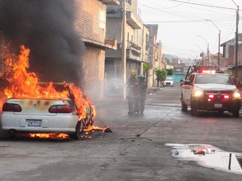 Alcanzan a salir de auto en llamas tras cortocircuito en El Bordo de Moroleón