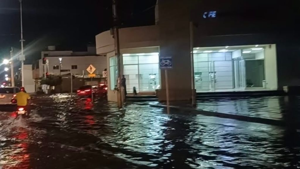 Irapuato bajo el agua: Inundaciones colapsan principales calles y avenidas