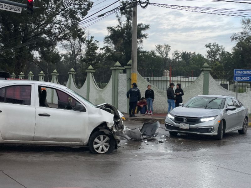 Aparatoso choque deja dos lesionados en Irapuato; uno se pasó la luz roja del semáforo