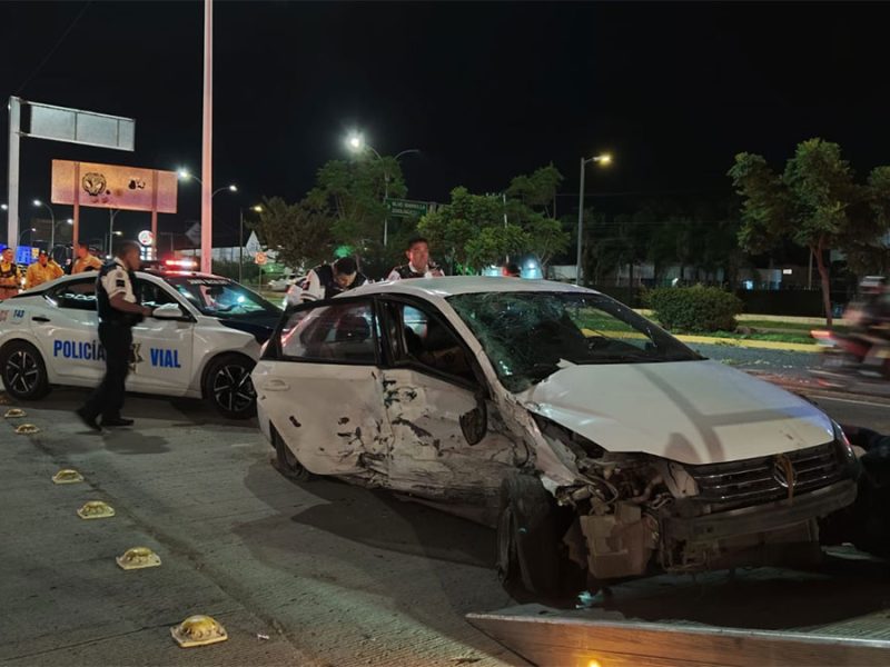 Auto brinca camellón y provoca aparatoso accidente en el Morelos; hay 5 lesionados