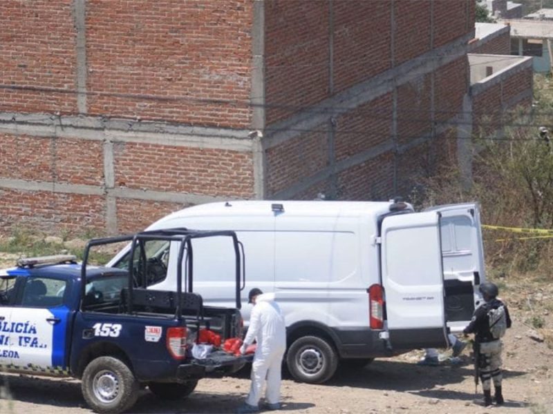 Ven bulto sospechoso en baldío y descubren era el cuerpo de una persona envuelta en bolsas