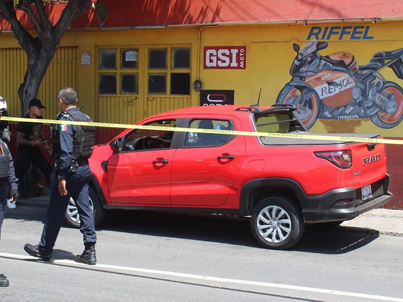 León: ‘Motosicarios’ se le emparejan a RAM 700 y matan a copiloto en Mariano Escobedo