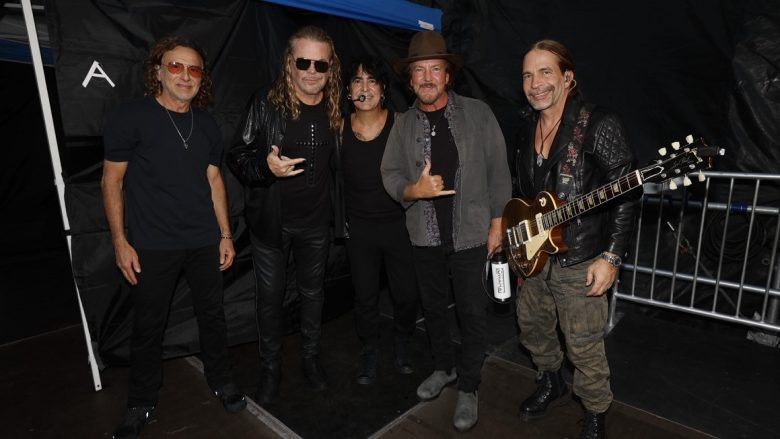Maná y Eddie Vedder juntos en el escenario del Ohana Festival