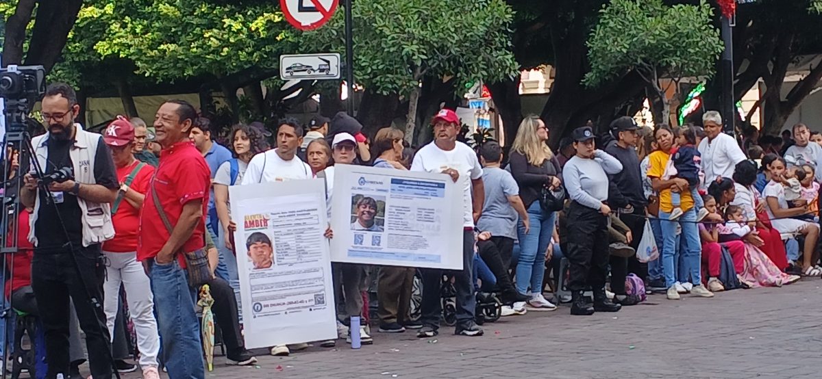 Celaya: protesta en desfile por desaparecidos