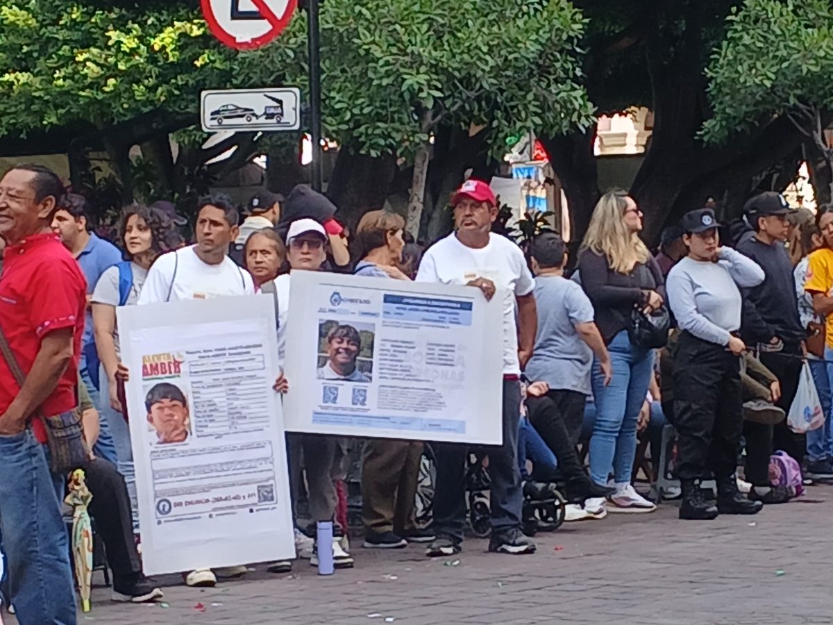 Protesta por desaparecidos marca el desfile de Independencia en Celaya: Exigen ayuda