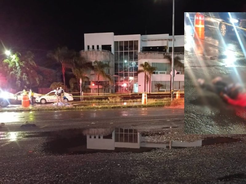 Motociclista termina muerto tras ser atropellado afuera de plaza La Punta en Celaya