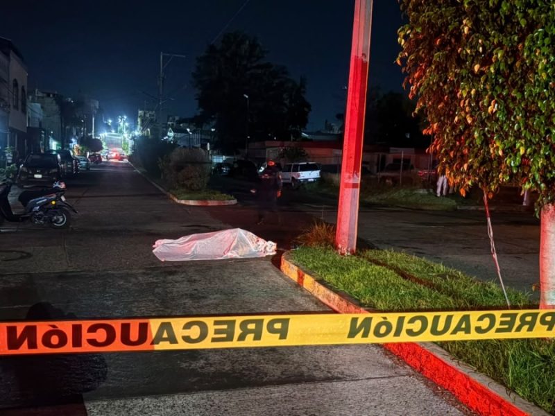 Se destroza su casco y el cráneo también; muere motociclista tras derrape en Moroleón