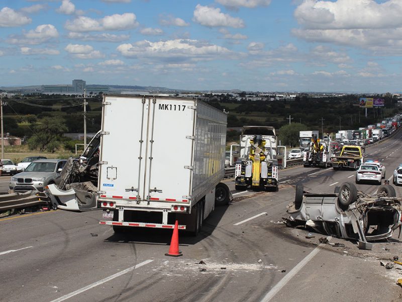 Tragedia en la carretera Irapuato-Silao: Se les poncha llanta y tráiler choca su camioneta