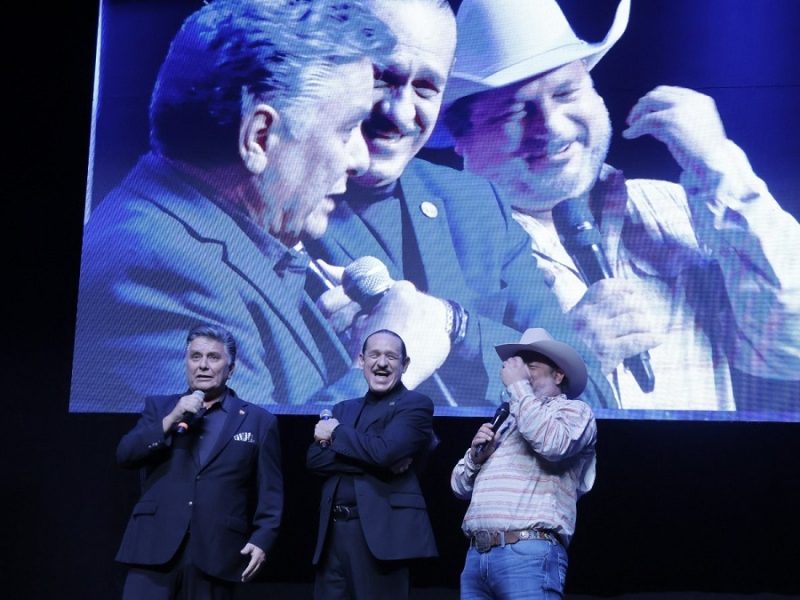 Teo González y el show Compadr3s abarrotan el Teatro Manuel Doblado en León