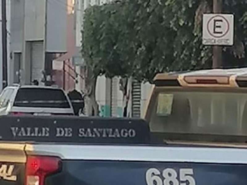Disparan a taxista en el Centro de Valle de Santiago; chofer reacciona y escapa