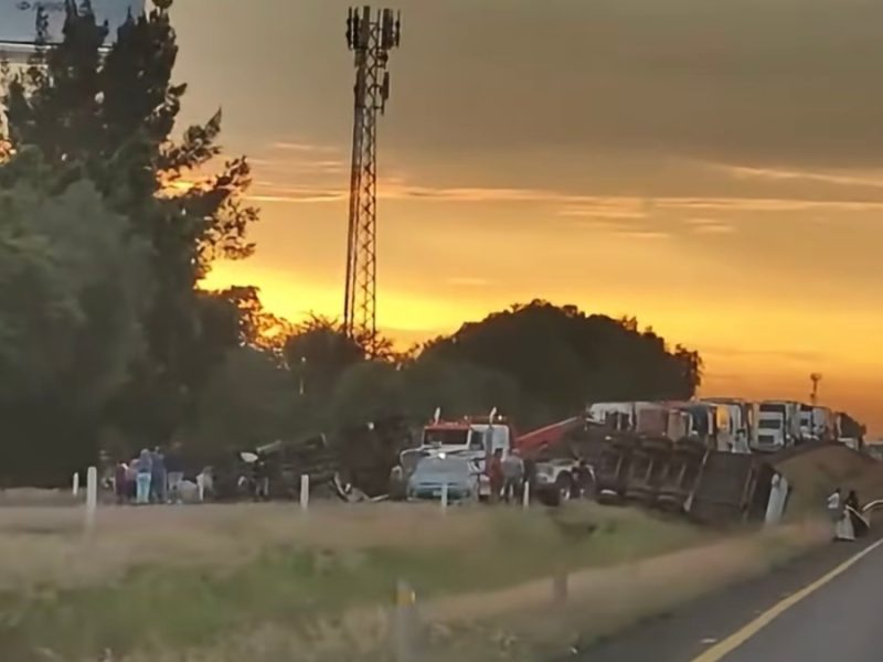 Vuelca trailero en la autopista Celaya-Querétaro y deja severo tráfico en la zona