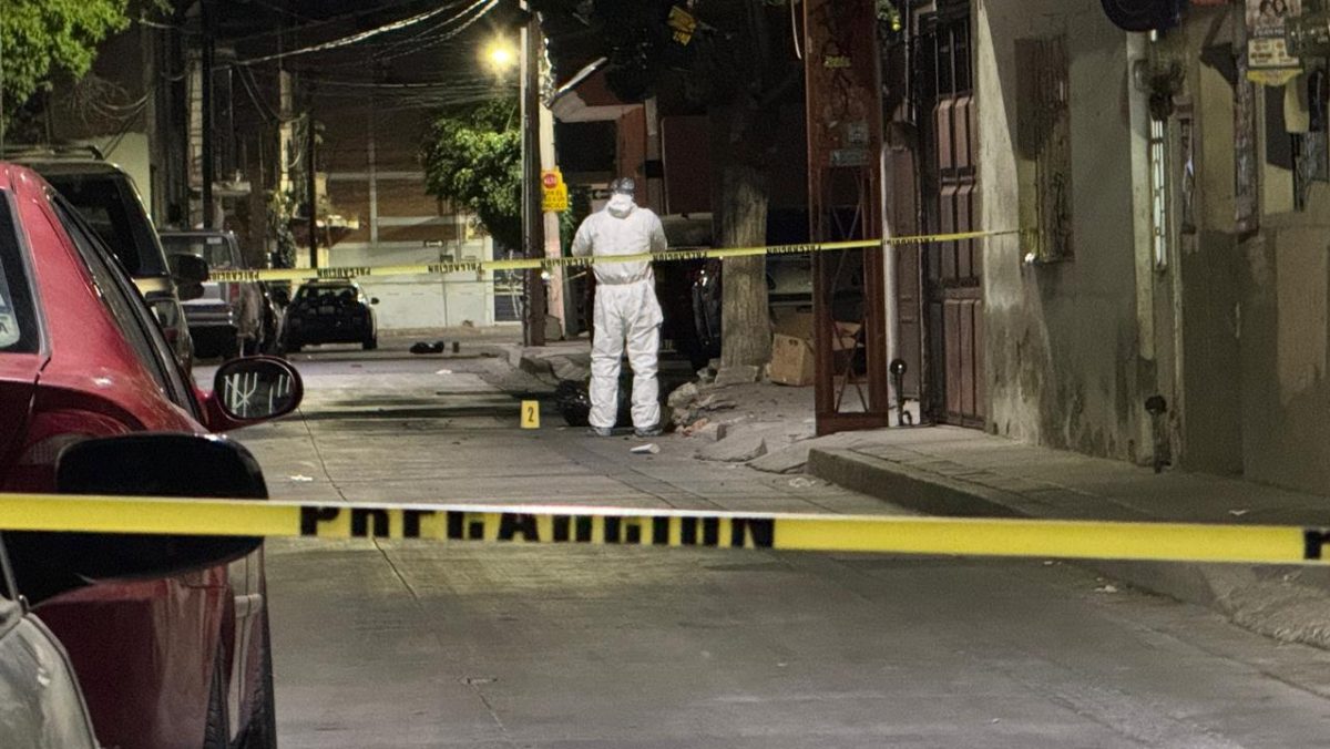 Hallan a hombre muerto a balazos tirado en la banqueta de la colonia León I
