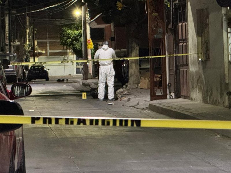 Boca abajo y junto a la banqueta, encuentran cuerpo de hombre en la León I