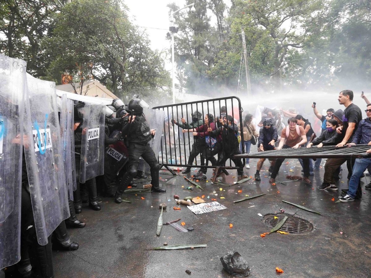 Estalla violencia en marcha contra el agua sucia en Guadalajara