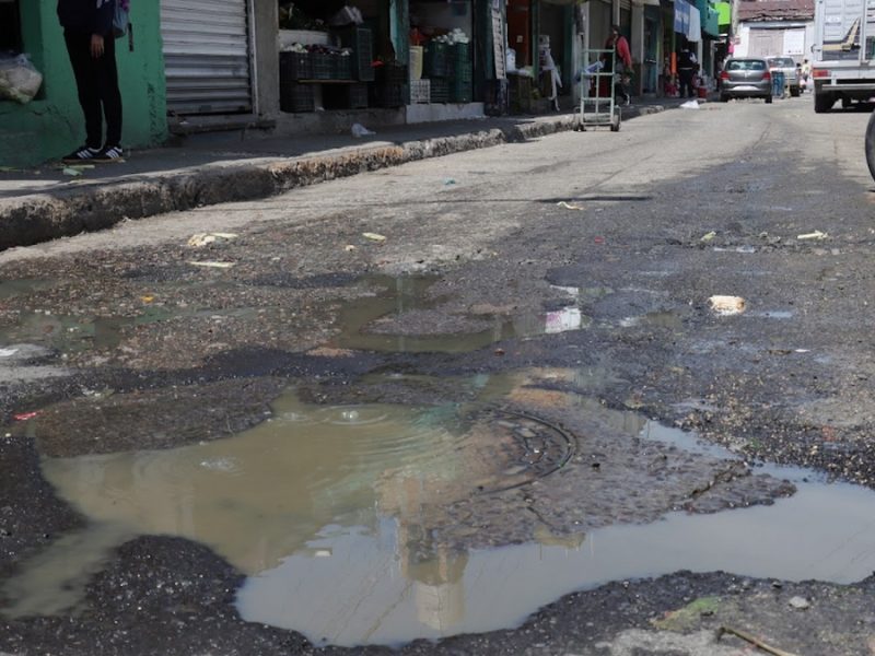 Recién remodelado y con aguas negras: Comerciantes del Descargue Estrella denuncian malos olores
