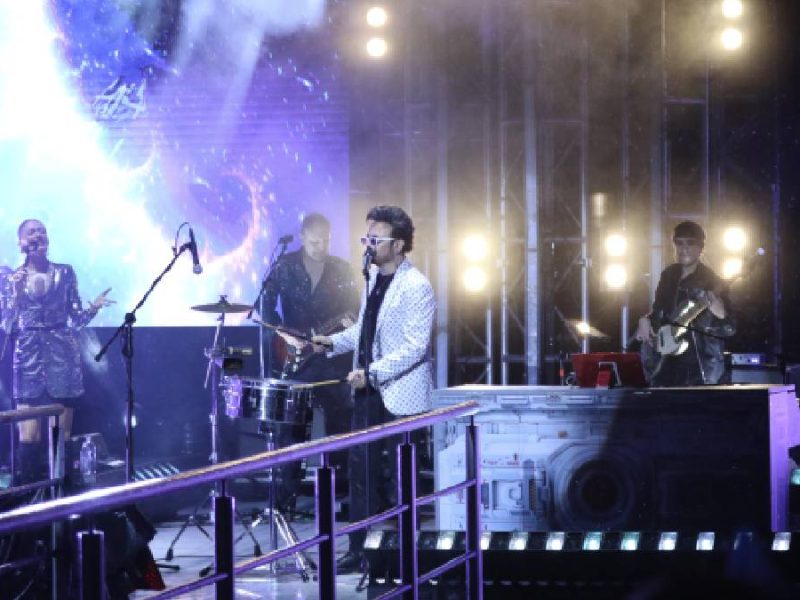Aleks Syntek desafía la lluvia, se reencuentra con León y se reconcilia con Dani Flow