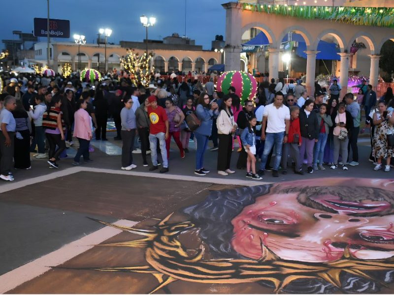 ¡Kilómetros de arte efímero! Así son los tapetes de Uriangato que desaparecen bajo los pies de San Miguel | FOTOS