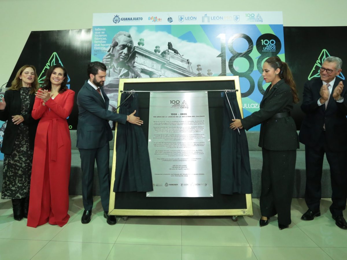 Celebran 100 años de la Ciceg; premian a 149 fabricantes de calzado en León
