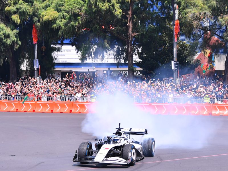 Ni ‘Checo’ Pérez pudo evitar baches en ‘Showrun’ en Paseo de la Reforma