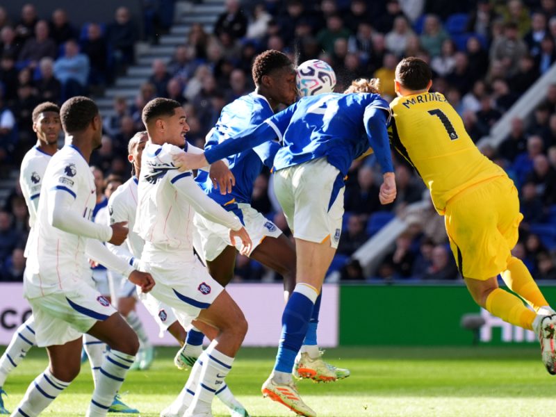 ‘Dibu’ Martínez choca con jugador de Everton y sale de la cancha en camilla 