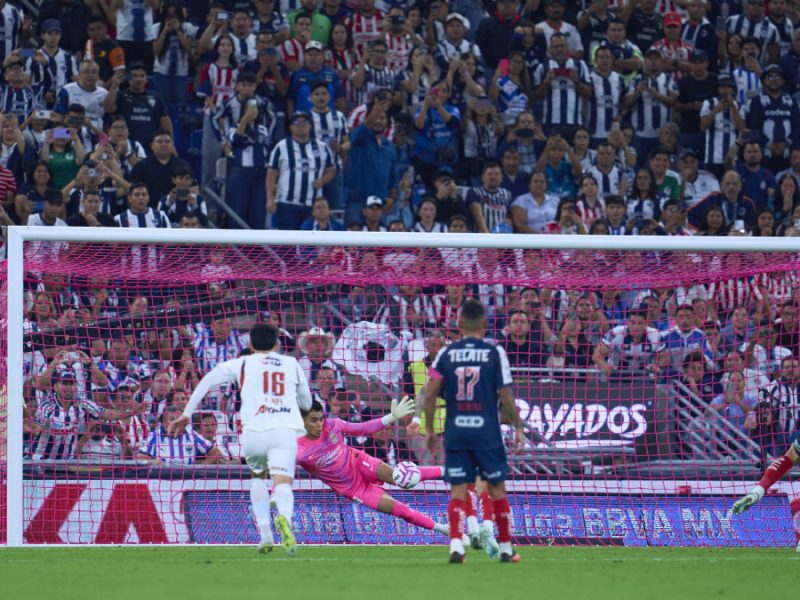 Raúl Rangel ataja penal, Chivas sufre, pero vence a Rayados