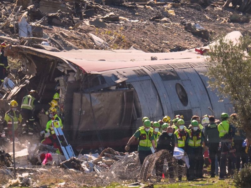 Choque de trenes en España: Van 64 muertos y todavía buscan más cuerpos