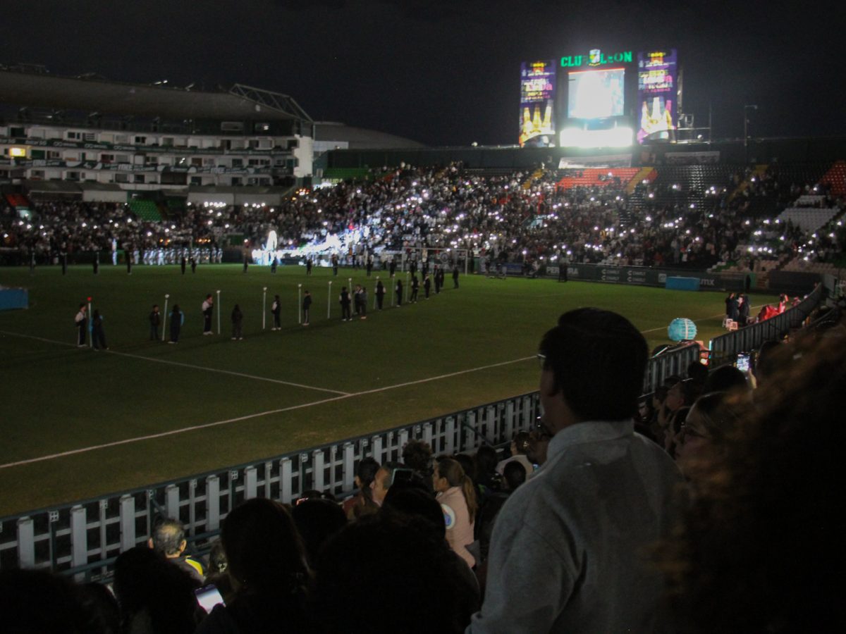 Reúne el Rosario Viviente a 25 mil fieles en el Estadio León
