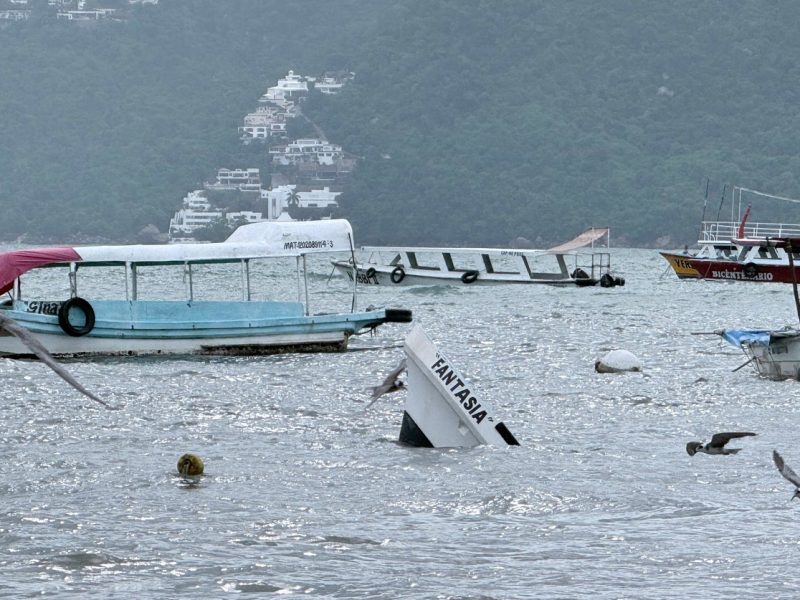 Huracán Simón provoca compras de pánico y filas en gasolineras de Puerto Vallarta