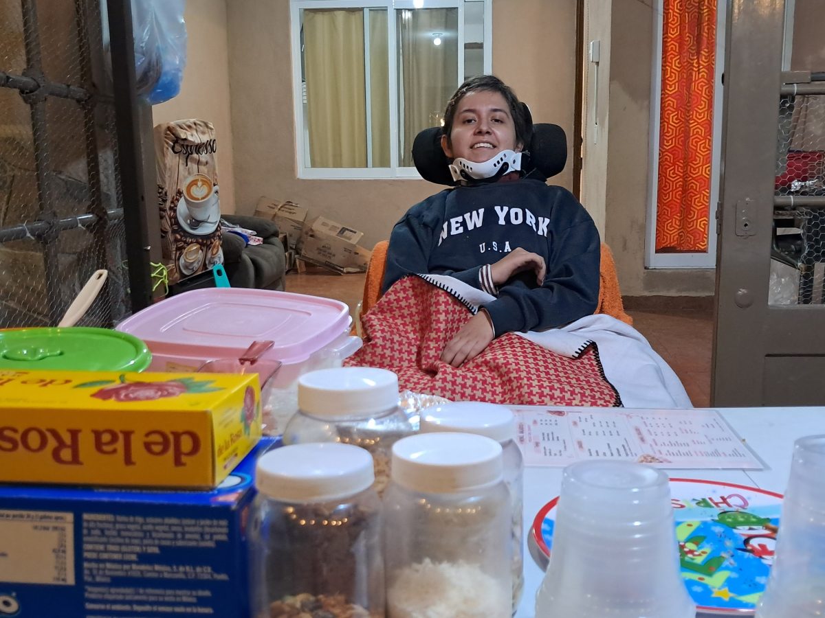 Tras sobrevivir a una bala pérdida en Salamanca, Denisse retoma su negocio con su familia
