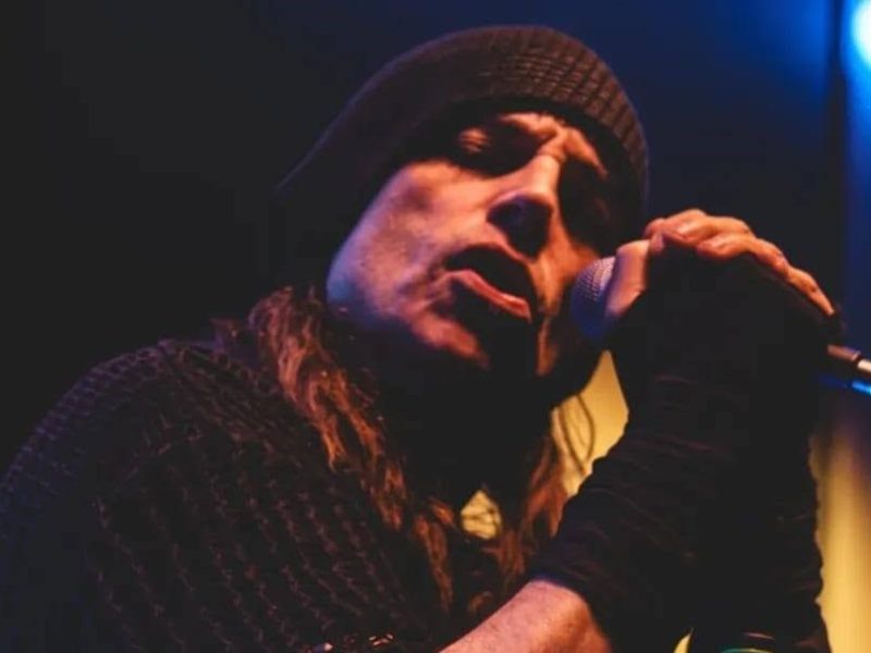 Morti desafía al tiempo con dos décadas de rock y su tour:  “Intemporal Bifronte” 