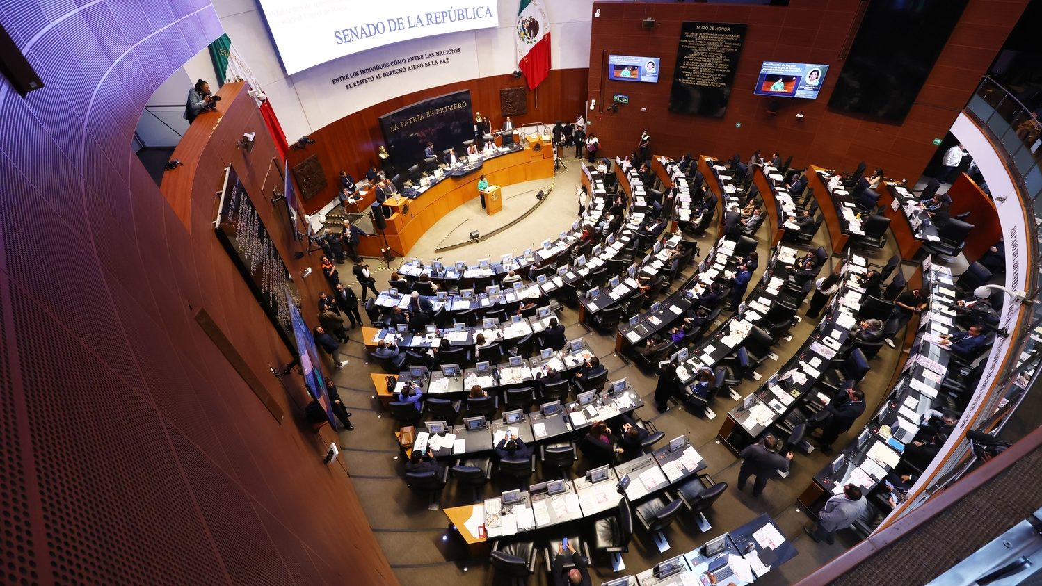 Todos están renegando": Complican trámites de boletos de avión a senadores de Morena