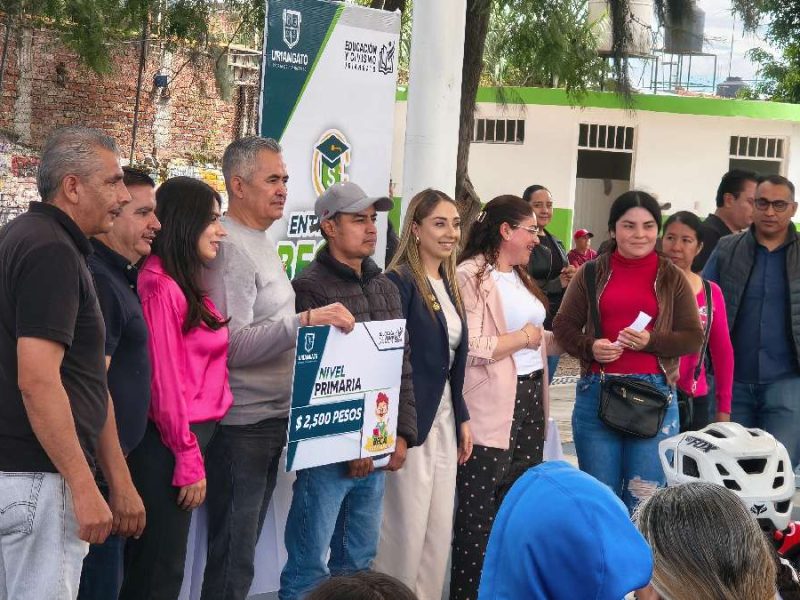 Entregan becas y útiles en Uriangato a más de mil 300 alumnos de varios niveles