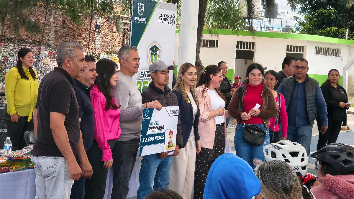 Entrega de becas de excelencia académica y paquetes de útiles escolares para nivel preescolar por parte del Gobierno Municipal de Uriangato.