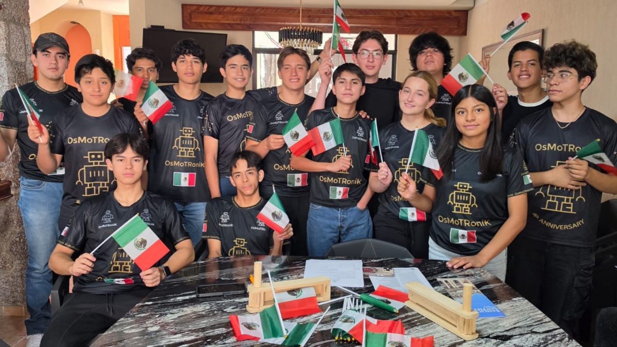 Estudiantes de Leon robotica torneo Enjoy AI
